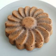 Biscuit moelleux au chocolat avec pommes, poire et graines de sésame