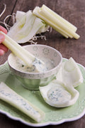 Palitos de erva-doce e aipo com queijo para barrar de ervas finas