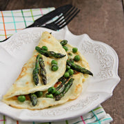 Crepe hiperproteica salgada com pontas de aspargos e ervilhas