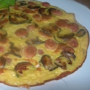 Omelete camponesa com salsicha e abobrinha