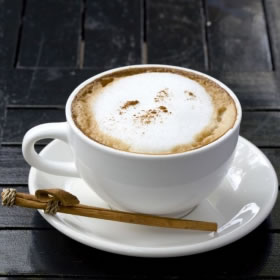 Bebida de cappuccino caliente o frappé -  Boisson cappuccino chaude ou frappée