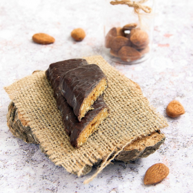 Barrita sustitutiva de comida con sirope de arce, frutas y almendras recubierta de chocolate
