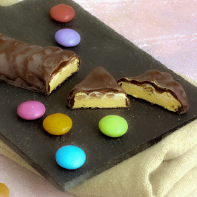 Barrita proteica chocolate, vainilla y grageas multicolor