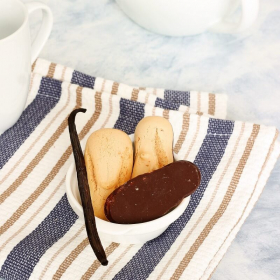 Biscoito proteinado de baunilha com base de chocolate 