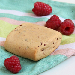 Maxi brownie chocolat blanc avec pépites de framboise DLUO 31/5/24