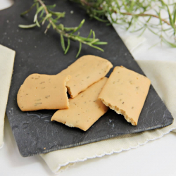 Proteinreiche Rosmarin-Cracker