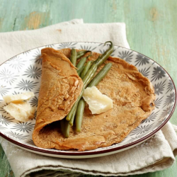Eiweiß-Crêpe mit Speck und Käse