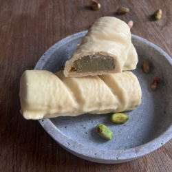 Barre crémeuse hyperprotéinée au chocolat blanc fourrée à la pistache 