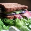 Un sándwich ligero y apto para la fase 1 de la dieta hiperproteica. Esta receta adelgazante es muy fácil de preparar con antelación para una comida rápida y saludable.