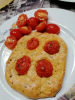 Deliciosa receta de focaccia de aceitunas y tomates cherry que te hará viajar directamente a Italia.